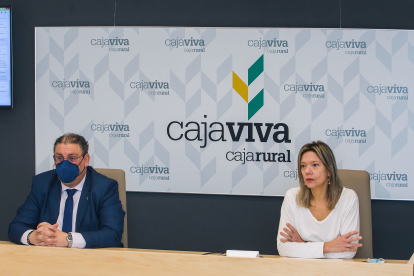 Germán Martínez y Mercedes Rodríguez durante la presentación de la Programación del próximo semestre de CajaViva Caja Rural. TOMÁS ALONSO