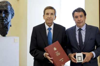 Ignacio González y Manuel Moix en septiembre del 2014, cuando eran presidente de la Comunidad de Madrid y fiscal jefe de Madrid, respectivamente.-CARLOS IGLESIAS