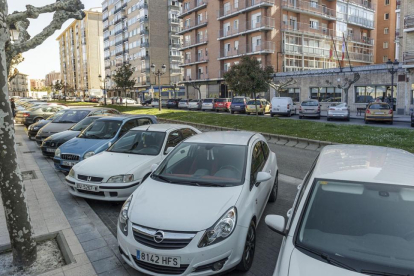 Zona de aparcamiento de vehículos en batería en la calle del Carmen.-SANTI OTERO