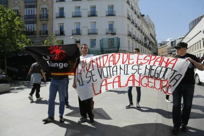 Varios miembros de la ultraderecha se manifiestan contra la independencia de Cataluña, en las inmediaciones del Congreso.-AGUSTIN CATALAN