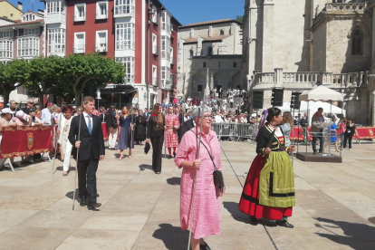 Miembros de la Corporación Municipal  se dirigen a presenciar la Ofrenda Floral acompañado de las reinas de las fiestas. S. L. C.