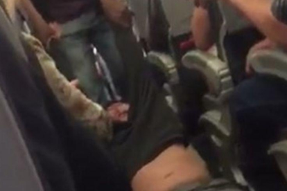 Brutal expulsión de un pasajero de United Airlines por 'overbooking'.-TWITTER