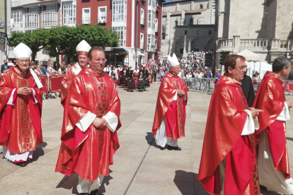 El arzobispo y los obispos invitados se dirigen a presenciar la Ofrenda Floral acompañado de las reinas de las fiestas. S. L. C.