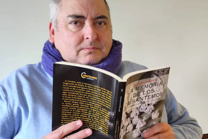 El escritor José Ignacio García, con un ejemplar de 'La memoria de los crisantemos'. ISABEL ALONSO RODRÍGUEZ