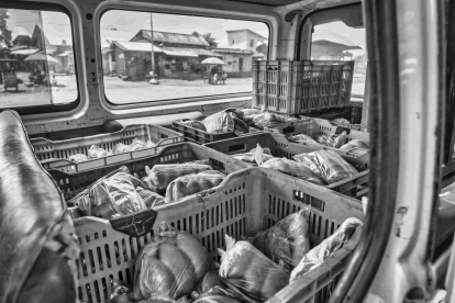 Eduardo Margareto / ICAL. La furgoneta del Centro de Desarrolo de San José, reparte pan en las poblaciones cercanas a Rubare