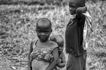 Eduardo Margareto / ICAL. Niños Invisibles Rubare (Congo). Niños que salen al amanecer a trabajar al campo y no vuelven hasta que comienza el ocaso, para intentar vender lo que han recolectado.