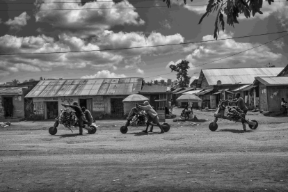 Eduardo Margareto / ICAL. Romiliade Kambale prepara unos sacos de harina de maiz para enviar a Goma
