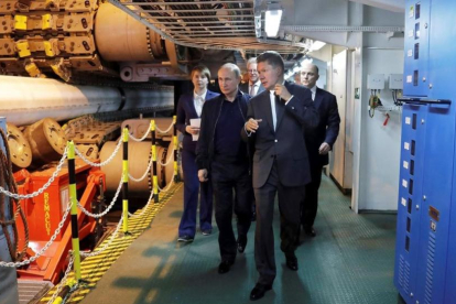 Putin, junto a Alexei Miller, jefe ejecutivo de la principal empresa de hidracarburos Gazprom, inspeccionado un proyecto de gaseoducto en el mar Negro.-SPUTNIK