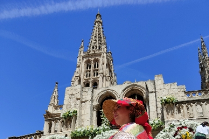 Ofrenda floral a los pies de la Catedral de Burgos. ECB
