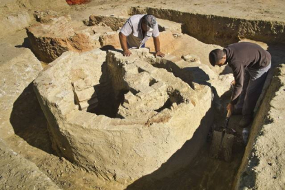 Trabajos arqueológicos en la zona de La Fontanilla, en Palos (Huelva), donde se han hallado los vestigios del puerto, este lunes.-Foto: EFE / JULIÁN PÉREZ