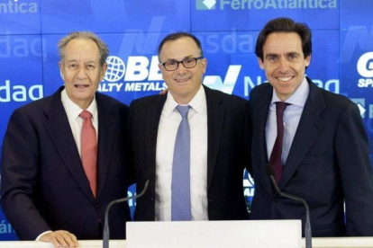 Javier López Madrid (derecha) con su suegro, el presidente del Grupo Villar Mir, Juan Miguel Villar Mir, y el presidente de Globe, Alan Kastebaum, durante un acto en Nueva York en el 2015.-EFE
