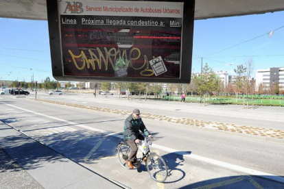 Las pintadas han dejado casi inservible la pantalla de tiempos del autobús municipal.-ISRAEL L. MURILLO