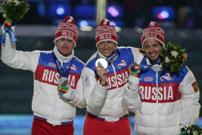 Legkov (centro) lideró un triplete ruso en los 50 kilómetros de esquí de fondo de Sochi 2014.-/ AP / CHARLIE RIEDEL
