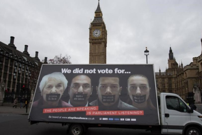 Una camioneta publicitaria con un póster anti-'brexit' pasa por delante del Parlamento británico, en Londres, el 27 de febrero.-DANIEL LEAL-OLIVAS