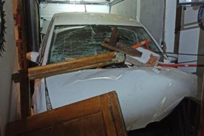 Imagen del vehículo en el interior del garaje. POLICÍA LOCAL