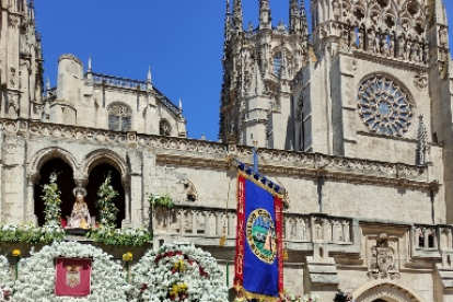 Ofrenda floral a los pies de la Catedral de Burgos. ECB