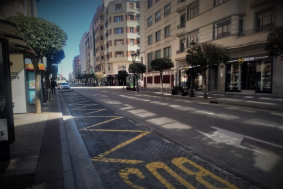 La calle Vitoria, en pleno centro de Burgos, completamente vacía a las 13:00h de hoy sábado. S. L. C.