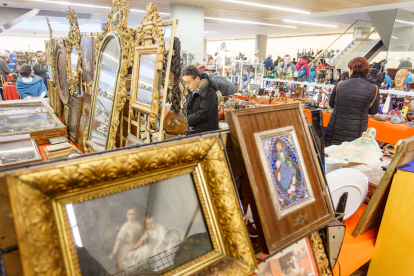 El Fórum de Burgos acoge la XVII Feria de Antigüedades. SANTI OTERO