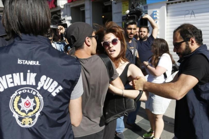 Detención de un participante en la marcha del orgullo gay en Estambul el 25 de junio del 2017.-/ ERDEM SAHIN / EFE