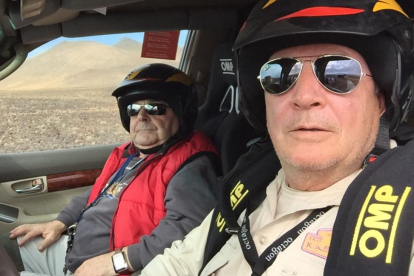 Elías y Daniel del Val, a bordo de su Toyota Land Cruiser-ECB