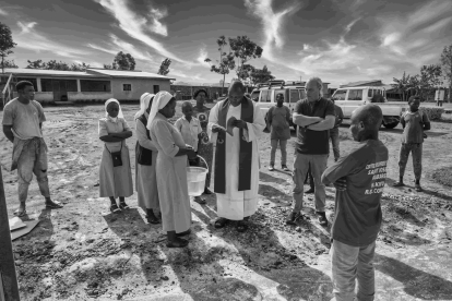 Eduardo Margareto / ICAL . El párroco y las hermanas de San José bendicen la puesta en marcha de la harinera en el Centro de Desarrollo