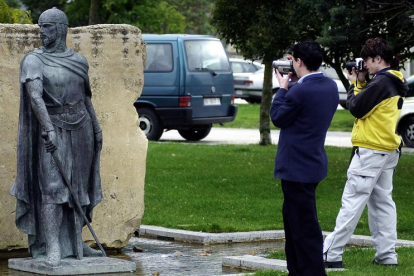 La estatua de Rodrigo Díaz de Vivar da la bienvenida a los visitantes.-ISRAEL L. MURILLO