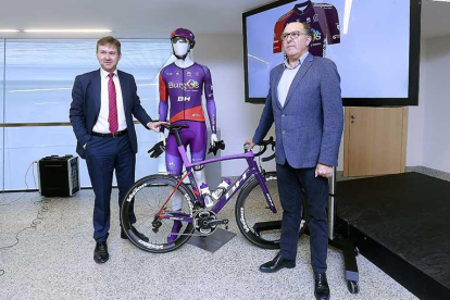 Javier Lacalle y Julio Andrés Izquierdo posan junto a una de las bicicletas del Burgos BH.-RAÚL G. OCHOA