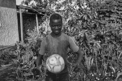 Eduardo Margareto / ICAL. La ilusión de Denis Isabayo, era tener un balón de fútbol, porque solo tenía una bola de trapos con la que pegar patadas, y la ilusión se cumplió.