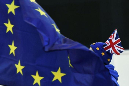Un manifestante contrario al brexit protesta ante la sede del Parlamento británico, en Londres.-CLODAGH KILCOYNE (REUTERS)