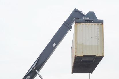 Una grúa mueve contenedores en el Puerto Seco.-ISRAEL L. MURILLO