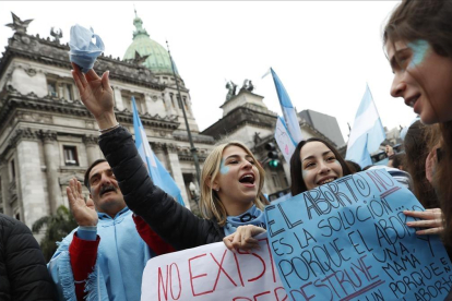 Centenares de personas contrarias a la ley del aborto se manifiestan en el exterior del Senado en Buenos Aires. /-EFE / DAVID FERNÁNDEZ