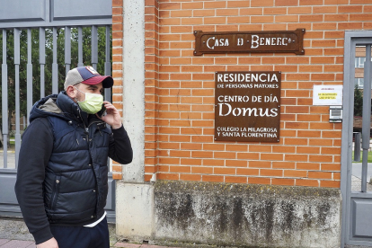Un familiar a la puerta de la residencia de la Beneficencia de Valladolid. Photogenic/Miguel Ángel Santos.