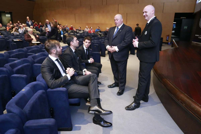Antonio Caselli conversa con varios consejeros del Burgos CF en la asamblea celebrada en diciembre. RAUL G. OCHOA