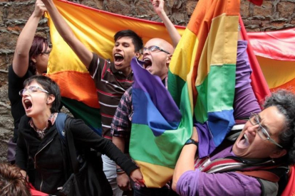 Activistas en favor de las uniones entre parejas del mismo sexo manifestandose en Bogotá, Colombia.-Mauricio Duenas Castaneda