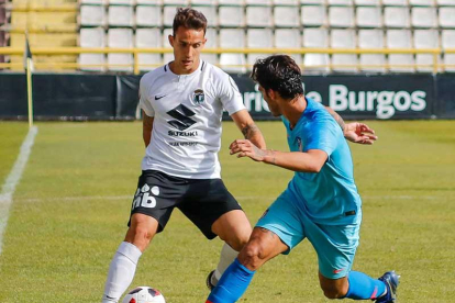 Acosta mantiene el control del balón durante un partido en El Plantío.-ALBA DELGADO / BURGOS CF