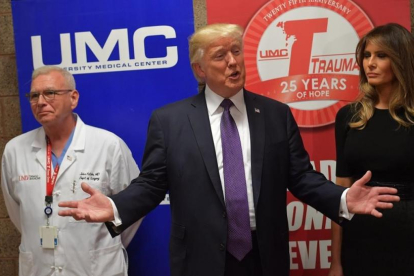 Trump y su mujer hablan ante la prensa tras visitar a los supervivientes en el Univeristy Medical Center, en Las Vegas, el 4 de octubre-AFP / MANDEL NGAN