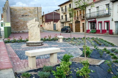 El monumento al resinero se encuentra situado en el centro de la localidad.-RAÚL PEÑARANDA