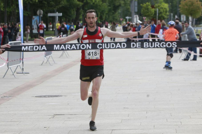 Rodrigo Alonso cruza victorioso la línea de meta, ayer, a los pies del MEH.-RAÚL OCHOA