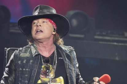 El vocalista Axl Rose  de Guns  N Roses  acompaña a la banda australiana AC DC, durante el concierto de su gira mundial Rock od Bust ofrecido en el estadio de La Cartuja  en Sevilla, el pasado 5 de mayo.-EFE / JOSÉ MANUEL VIDAL