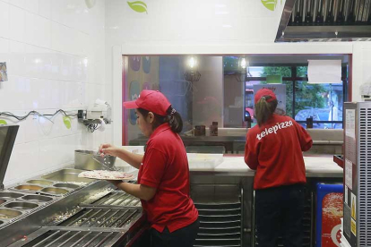 Los empleados de Telepizza reclaman una subida de 1,7 euros la hora.-RAÚL OCHOA