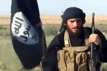 Abu Mohamed al Adnani, portavoz del Estado Islámico, en una imagen captada de un vídeo de Youtube.-AFP