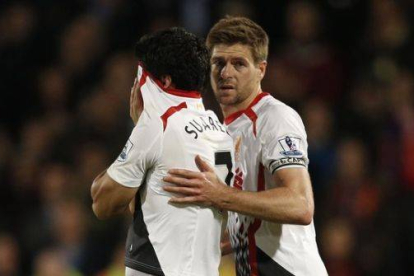 Gerrard consuela a Suárez tras un pinchazo del Liverpool en la Premier la temporada pasada.-Foto: AFP / ADRIAN DENNIS