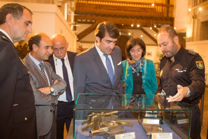 El delegado del Gobierno en Castilla y León, Juan Carlos Suárez-Quiñones, inaugura en la iglesia de la Encarnación de Zamora la exposición del Museo del Cuerpo Nacional de Policía-Ical