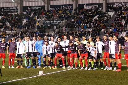 Burgos y Athletic posan ante las cámaras antes del partido. Santi Otero