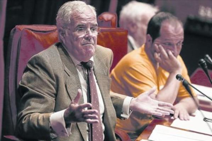 El fiscal superior de Cataluña, José María Romero de Tejada, en su comparecencia ante la comisión Pujol. / JULIO CARBÓ-/ JULIO CARBÓ