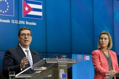 Bruno Rodríguez (izq) y Federica Mogherini, en su rueda de prensa conjunta en Bruselas, este lunes.-AP / VIRGINA MAYO