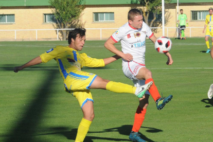 Etxarri trata de obstaculizar el despeje de un jugador de la Arandina.-ISRAEL L. MURILLO
