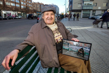 Rufino Hernández, sentado en un banco de la calle Vitoria, con la imagen que tanto recurrido tuvo después. TOMÁS ALONSO