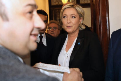 Momento en que Marine Le Pen rechaza el velo que le ofrecen para reunirse con el gran mufti del Líbano.-ANWAR AMRO