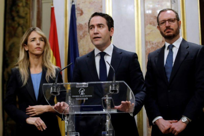El secretario general del Partido Popular, Teodoro Garcia Egea (c), acompñado Cayetana Álvarez de Toledo y Javier Maroto durante su comparecencia ante los medios.-EFE